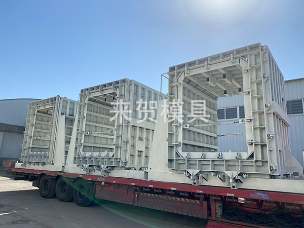 來賀模具廠于昨日已完成3套2米方形綜合管廊模具的發(fā)貨