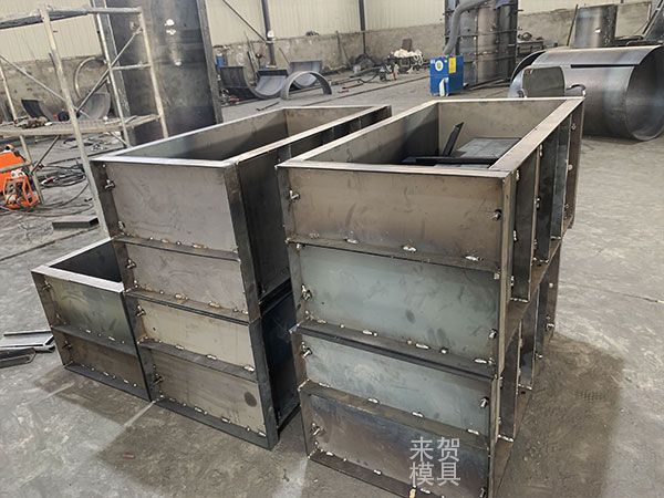 今天上午，10套路沿石鋼模具裝車發(fā)走！