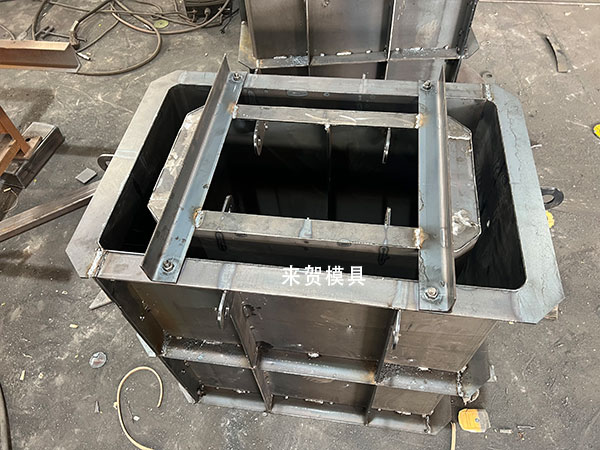 異型跌水井模具外模內(nèi)部